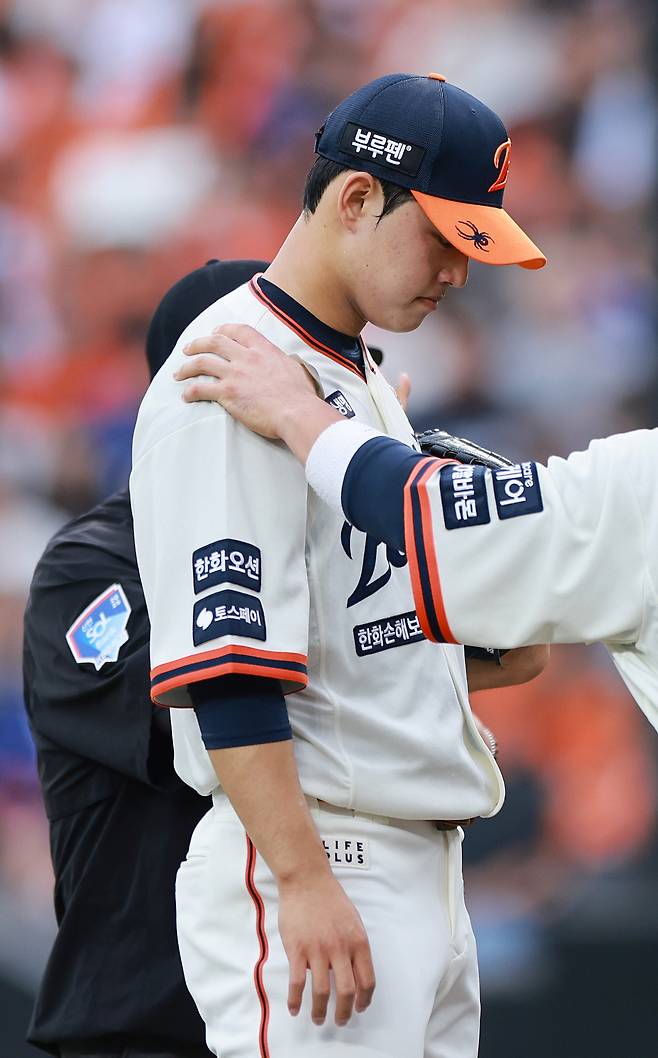 27일 대전 한화생명볼파크에서 열린 프로야구 2025 신한 SOL 뱅크 KBO리그 LG 트윈스와 한화 이글스의 경기. 1회초 2사 1루 LG 홍창기 타석을 앞두고 한화 선발투수 문동주가 마운드를 방문한 포수 최재훈 이야기를 듣고 있다. 연합뉴스