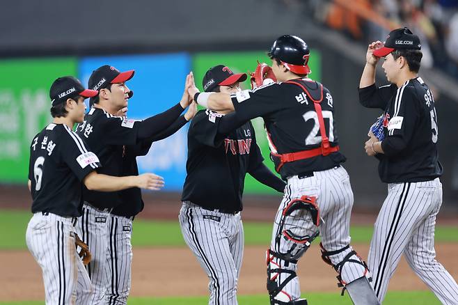 27일 대전 한화생명볼파크에서 열린 프로야구 2025 신한 SOL 뱅크 KBO리그 LG 트윈스와 한화 이글스의 경기. 9-2로 승리를 거둔 LG 선수들이 기뻐하고 있다. LG는 이날 승리로 정규시즌 우승을 위한 매직넘버를 1로 줄였다. 연합뉴스