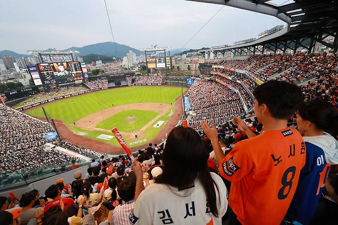 27일 대전 한화생명볼파크에서 열린 프로야구 2025 신한 SOL 뱅크 KBO리그 LG 트윈스와 한화 이글스의 경기에서 야구 팬들이 응원전을 펼치고 있다. 연합뉴스