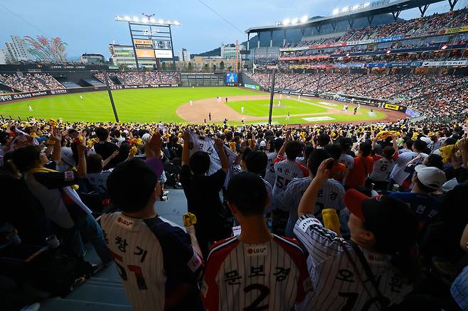 27일 대전 한화생명볼파크에서 열린 프로야구 2025 신한 SOL 뱅크 KBO리그 LG 트윈스와 한화 이글스의 경기에서 야구 팬들이 응원전을 펼치고 있다. 연합뉴스