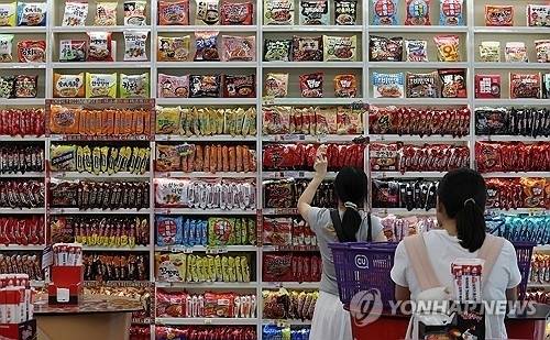 서울 마포구 CU 홍대상상점 라면 라이브러리를 찾은 고객이 라면을 살펴보고 있다. 2025.8.20. 연합뉴스