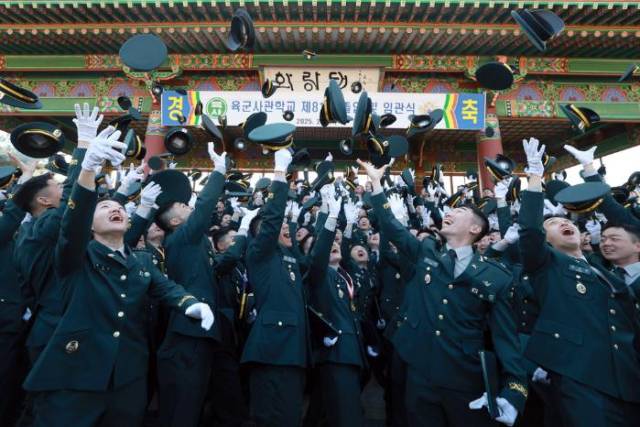 육군사관학교 81기 신임 장교들이 지난 2월 27일 육사 화랑연병장에서 열린 졸업 및 임관식에서 정모를 던지며 임관을 자축하고 있다. 사진 제공=육군