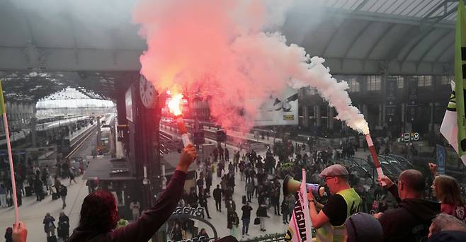 9월10일 프랑스 파리 리옹역에서 철도 노동자들이 연막탄을 들고 정부의 긴축 움직임에 반대하는 '블로캉 투(Bloquons Tout, 모든 것을 멈춰라)' 시위를 하고 있다. ⓒAP 연합