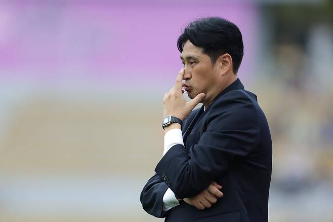 광주와 안양은 28일 안양종합운동장에서 열린 ‘하나은행 K리그1 2025’ 31라운드 경기에서 0-0으로 비겼다. 경기 중 선수들의 움직임을 관찰하고 있는 유병훈 안양 감독. 사진제공│한국프로축구연맹