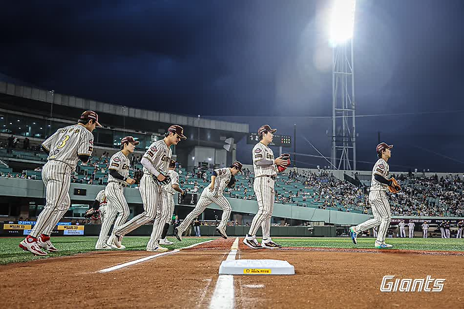 그라운드로 나가는 롯데 야수들. 롯데 자이언츠 제공