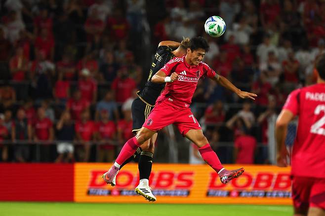 공중볼을 다투고 있는 정상빈(앞) | AFP연합뉴스