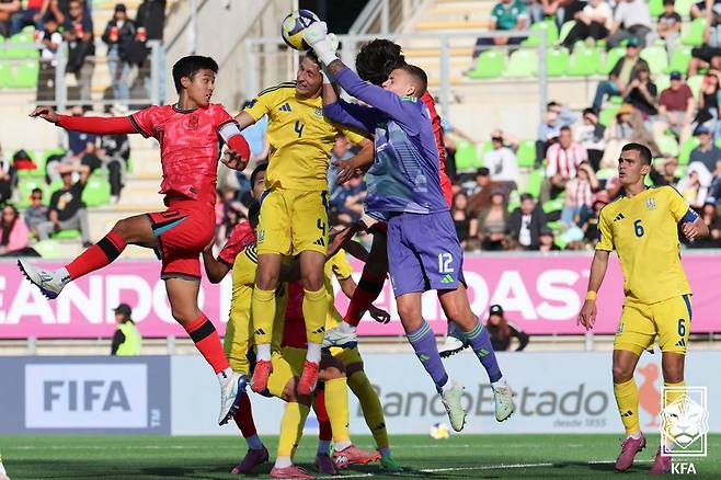 김태원(왼쪽)이 28일 오전 5시(한국시간) 칠레 발파라이소 엘리아스 피게로아 브란데르 스타디움에서 열린 2025 국제축구연맹(FIFA) U-20 월드컵 B조 1차전 우크라이나와 경기 중 헤더를 시도하고 있다. /사진=대한축구협회(KFA) 제공