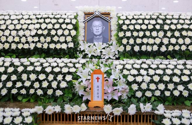 (서울=뉴스1) 사진공동취재단 = 26일 서울 송파구 서울아산병원 장례식장에 개그맨 전유성의 빈소가 마련돼 있다. 2025.9.26/뉴스1  Copyright (C) 뉴스1. All rights reserved. 무단 전재 및 재배포,  AI학습 이용 금지. /사진=(서울=뉴스1) 사진공동취재단