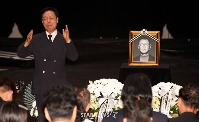 (서울=뉴스1) 김명섭 기자 = 28일 서울 영등포구 여의도 KBS 개그콘서트 녹화 세트장에서 열린 코미디언 고(故) 전유성의 노제에서 후배 김학래가 작별인사를 하고 있다. 2025.9.28/뉴스1  Copyright (C) 뉴스1. All rights reserved. 무단 전재 및 재배포,  AI학습 이용 금지. /사진=(서울=뉴스1) 김명섭 기자