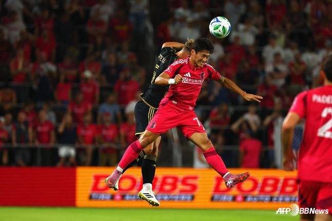 정상빈(오른쪽)이 28일 오전 9시 30분(한국시간) 미국 미주리주 세인트루이스 에너자이저 파크에서 열린 2025시즌 MLS 정규리그 로스앤젤레스FC전에서 공중볼 경합하고 있다. /AFPBBNews=뉴스1