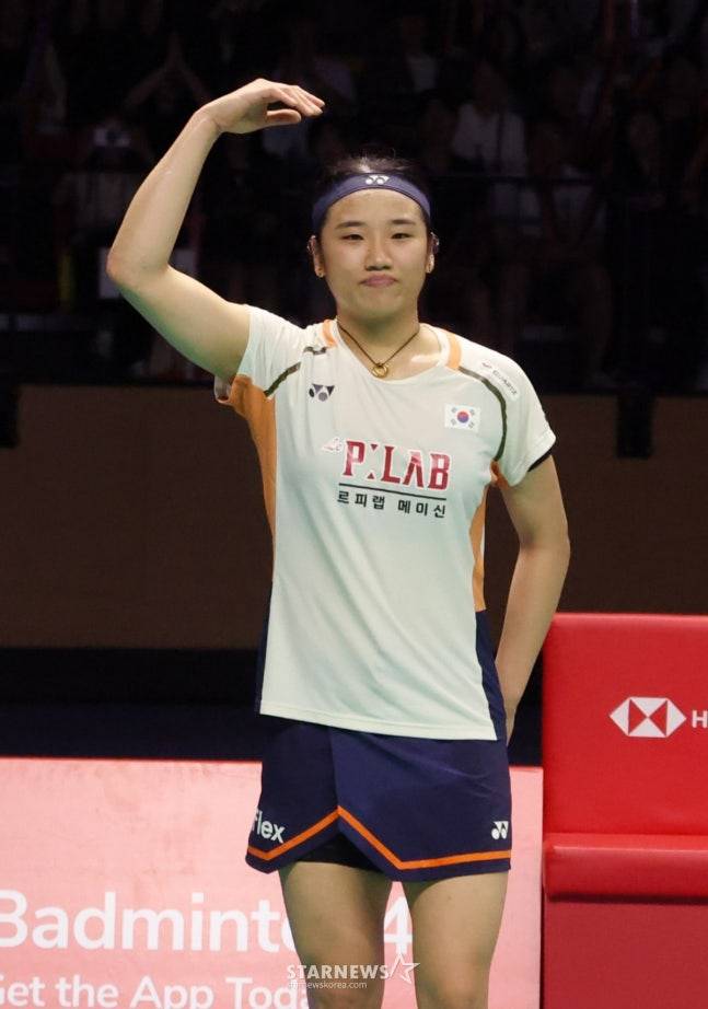 안세영이 28일 BWF 월드투어 2025 수원 빅터 코리아오픈 배드민턴선수권대회 여자 단식 결승에서 패한 뒤 관중들께 인사를 하고 있다.  /사진=김진경 대기자