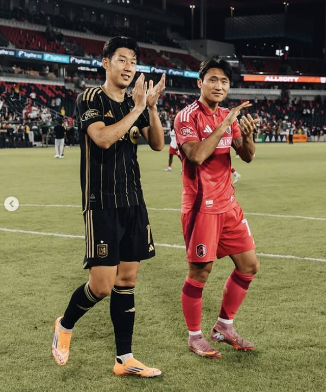 팬들에게 인사하는 손흥민(왼쪽)과 정상빈. /사진=LAFC SNS