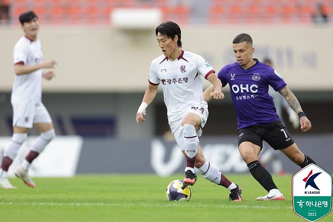 광주FC 심상민(왼쪽)과 FC안양 마테우스가 28일 안양종합운동장에서 열린 하나은행 K리그1 2025 31라운드에서 치열한 볼경합을 펼치고 있다. /사진=한국프로축구연맹 제공