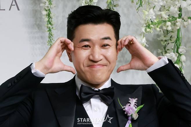 (서울=뉴스1) 김진환 기자 = 그룹 코요테의 김종민이 20일 오후 서울 중구 신라호텔 영빈관 에메랄드홀에서 열리는 결혼식 기자회견에 참석해 포즈를 취하고 있다.   김종민의 예비 신부는 11살 연하의 사업가로, 김종민이 공개한 애칭은 ‘히융’이다. 결혼식 1부 사회는 유재석, 2부는 조세호와 문세윤이 맡으며 축가는 이적과 린이 부를 예정이다. 2025.4.20/뉴스1  Copyright (C) 뉴스1. All rights reserved. 무단 전재 및 재배포,  AI학습 이용 금지. /사진=(서울=뉴스1) 김진환 기자