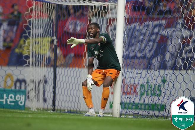 제주 SK 외국인 선수 이탈로가 28일 제주월드컵경기장에서 열린 수원FC전 후반 추가시간 골키퍼 김동준의 퇴장 이후 대신 골키퍼 유니폼과 장갑을 끼고 골문을 지키고 있다. /사진=한국프로축구연맹 제공