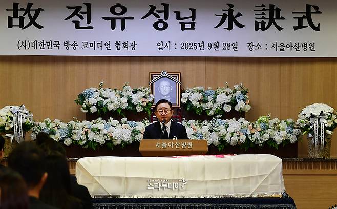 고 전유성 영결식. 코미디언 이홍렬이 고인을 추모하고 있다. <강영국 기자>