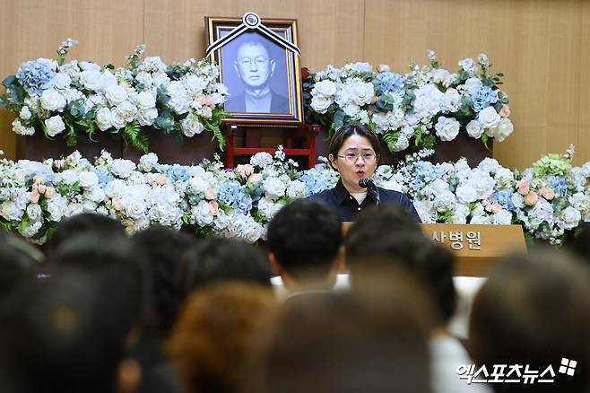 추도사 낭독하는 김신영