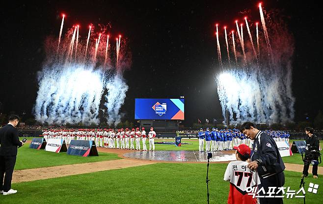 21일 오후 광주기아챔피언스필드에서 열린 '2024 신한 SOL Bank KBO 한국시리즈' 삼성 라이온즈와 KIA 타이거즈의 1차전 경기, 개막선언과 동시에 불꽃놀이가 진행되고 있다. 엑스포츠뉴스 DB
