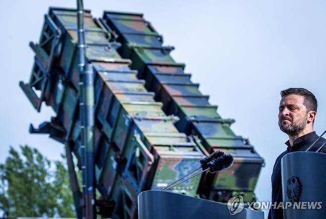 패트리엇(왼쪽)과 젤렌스키 [EPA 연합뉴스 자료사진. 재판매 및 DB 금지]