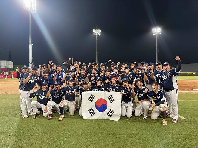 일본을 꺾은 한국 선수단. [대한야구소프트볼협회 제공. 재판매 및 DB 금지]