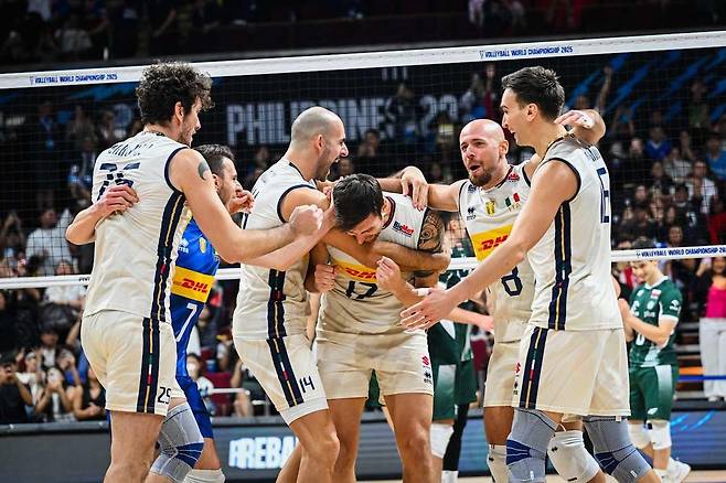 세계 1위 폴란드 꺾고 기뻐하는 이탈리아 남자배구 대표팀 선수들  [FIVB 홈피 캡처. 재판매 및 DB 금지]