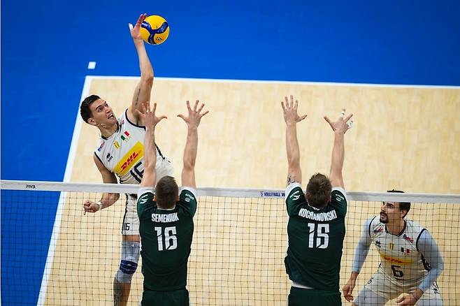 스파이크하는 이탈리아 배구 대표팀의 로마노(16번) [FIVB 홈피 캡처. 재판매 및 DB 금지]
