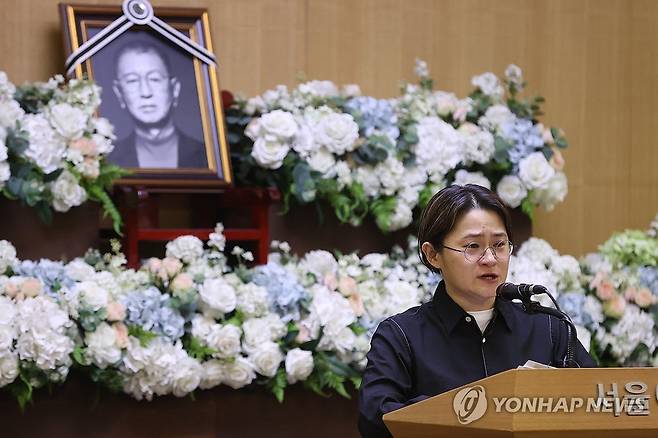 추도사 낭독하는 김신영 (서울=연합뉴스) 강민지 기자 = 28일 서울 송파구 서울아산병원 장례식장에서 엄수된 개그맨 전유성의 영결식에서 후배 코미디언 김신영이 추도사를 낭독하고 있다. 2025.9.28 mjkang@yna.co.kr