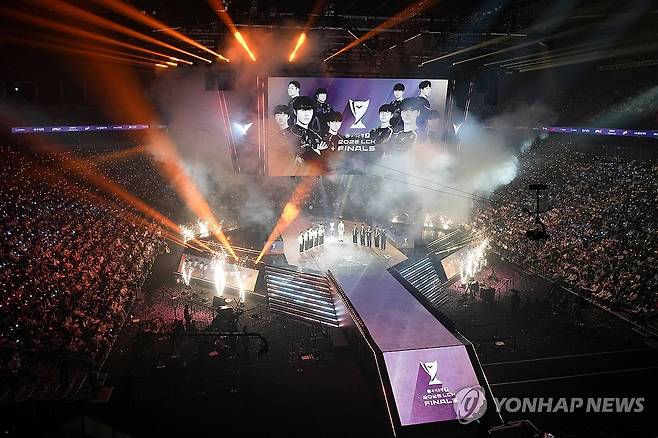 한화생명e스포츠 vs 젠지…올해 LoL 국내리그 왕좌 주인은 (영종도=연합뉴스) 김주환 기자 = 28일 인천 중구 영종도 인스파이어 아레나에서 열린 2025 LCK 결승전 개막 행사에서 한화생명e스포츠와 젠지 선수단이 무대 위에 서있다. 2025.9.28 jujuk@yna.co.kr