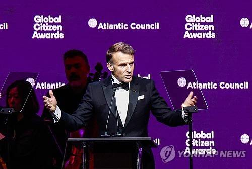 24일 유엔총회 기간 중 열린 대서양위원회 글로벌 시민상 시상식 참석한 마크롱 [AFP 연합뉴스 자료사진. 재판매 및 DB 금지]