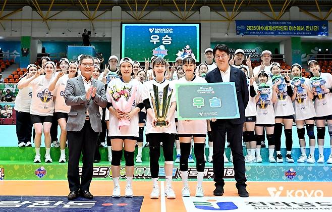 컵대회 우승 후 기념 촬영한 기업은행의 임명옥(앞줄 오른쪽에서 2번째) [한국배구연맹 제공. 재판매 및 DB 금지]