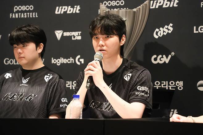 질문 답하는 '쵸비' 정지훈 (영종도=연합뉴스) 김주환 기자 = 젠지(Gen.G)의 미드 라이너 '쵸비' 정지훈이 28일 인천 영종도 인스파이어 아레나에서 열린 2025 LCK 결승전 종료 후 인터뷰에서 질문에 답하고 있다. 2025.9.28 jujuk@yna.co.kr