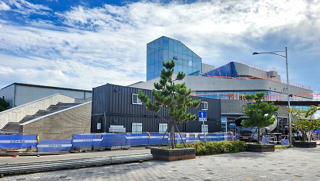 ▲ 공사 중인 '만석·화수 해안산책로 연계 복합건축물