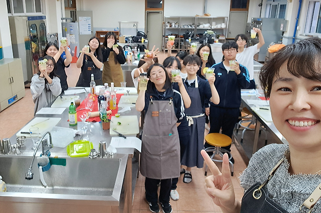 ▲ 광주중앙고-지역 협력 행사에서 강사와 학생들이 기념사진을 찍고 있다.&nbsp;/사진제공=광주중앙고등학교