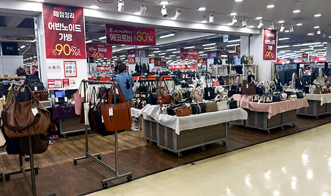 ▲지난 25일 인천 홈플러스 계산점 매장. '폐점 정리' 안내문과 함께 최대 90%까지 할인하는 특가전이 진행되며 매대 곳곳에서 고별 세일이 이어지고 있다.