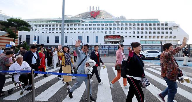 ▲&nbsp;중국 단체관광객의 무비자 입국이 시작된 29일 인천 연수구 인천항 크루즈터미널에서 중국인 단체 크루즈 관광객이 입국하고 있다. 정부는 29일부터 내년 6월30일까지 중국인 단체관광객의 무비자 입국을 허용하기로 했다. 이 기간 중국인 단체관광객들은 15일 범위 내에서 무비자로 입국해 관광할 수 있다. /이재민 기자 leejm@incheonilbo.com