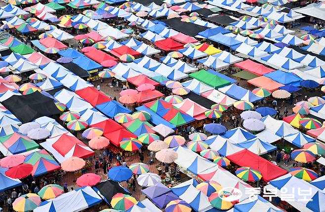 민족 대명절인 추석을 일주일 앞둔 29일 오전 성남시 모란민속5일장이 제수 등을 준비하는 시민들로 붐비고 있다. 김경민기자