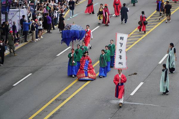28일 '2025 정조대왕 능행차 공동재현'에서 정조대왕의 어머니 혜경궁 홍씨가 행차하고 있다. [사진=김지호 기자]