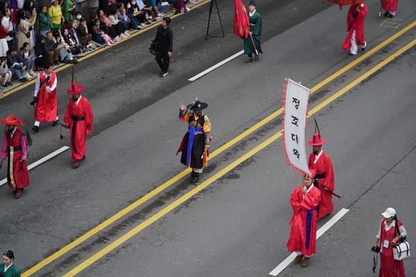 28일&nbsp;'2025 정조대왕 능행차 공동재현'에서 정조대왕이 행차하고 있다. [사진=김지호 기자]