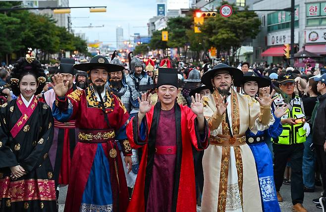 김동근 시장이 28일 제40회 회룡문화제 대표 프로그램인 태조‧태종 의정부행차에 참여하고 있다. <의정부시 제공>