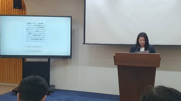 박진희 충북도의원은 29일 도청 브리핑룸에서 기자회견을 열고 윤건영 교육감 골프 접대 의혹에 대한 철저한 수사를 촉구했다.&nbsp;