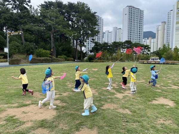 공원에서 자연과 함께 노는 아이들. /박영희