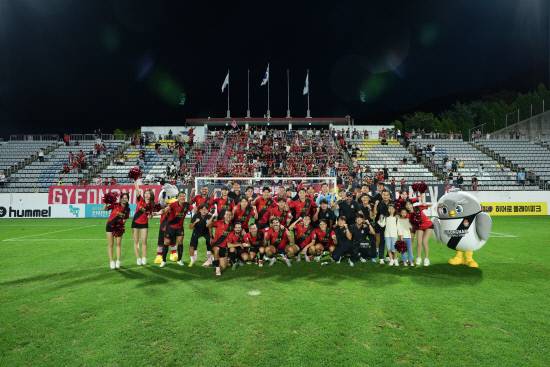 안산을 1-0으로 꺾고 안방에서 2연승을 달린 경남FC 선수단이 경기 후 팬들과 함께 승리 기념 촬영을 하고 있다. 사진=경남FC