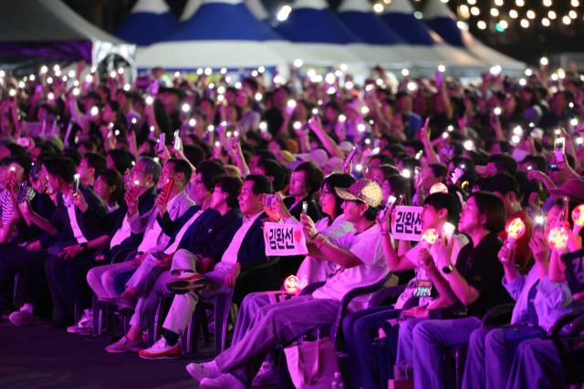 양산시민과 방문객 등 4만 명이 지난 26일 양산천 둔치에서 열린 삽랑문화축전 개막식 공연을 보고있다. 양산시 제공