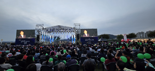 지난 27일부터 이틀간 열린 '2025 금호강 바람소리길 축제'에는 많은 시민들이 참여했으며 축하 무대에도 많은 시민들이 뜨거운 열기를 보여줬다. 김정원 기자