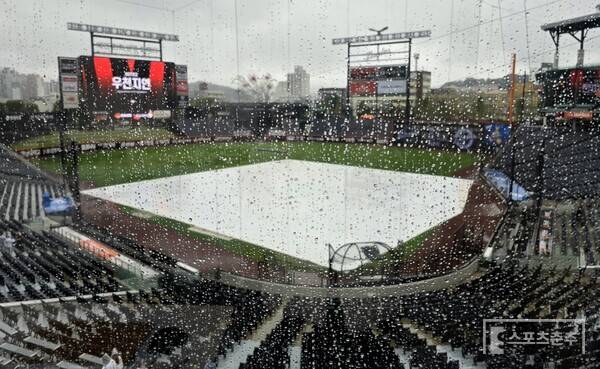 28일 비 내리는 대전 한화생명 볼파크. (사진=스포츠춘추 황혜정 기자)
