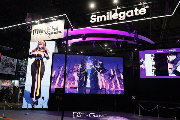 대형 세로 디스플레이로 캐릭터의 매력을 보여준 스마일게이트 부스.