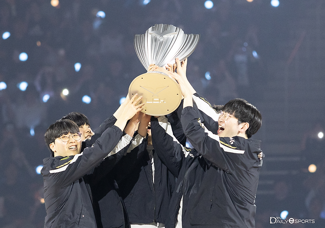 2025 LCK 우승 트로피를 든 젠지.