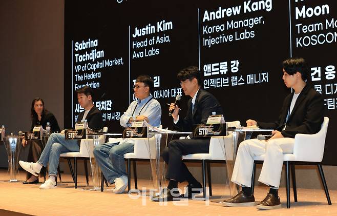 26일 서울 영등포구 한국거래소에서 STO SUMMIT 2025(SECURITY TOKEN OFFERING SUMMIT 2025)가 열렸다. 사브리나 타치잔(왼쪽부터) 헤데라파운데이션 부사장, 저스틴 김 아바랩스 아시아 대표, 앤드류 강 인젝티브 랩스 매니저, 문건웅 코스콤 디지털자산사업추진TF팀장, 이승준 벤처시장연구원 변호사 및 연구위원이 ‘STO 인프라 혁신: 블록체인 기술이 여는새로운 거래’를 주제로 토론하고 있다.  [사진=이데일리 노진환 기자]
