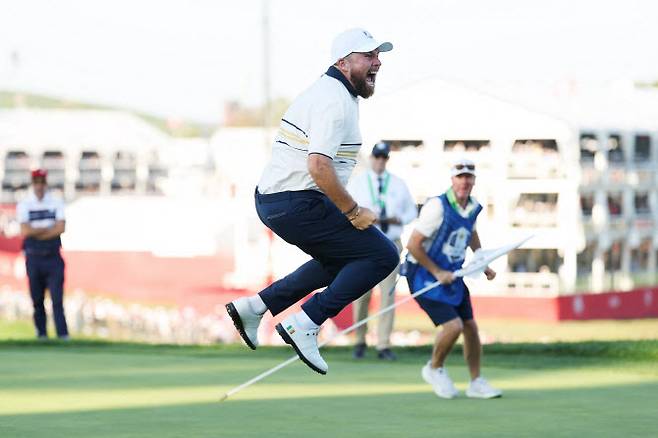 마지막 퍼트 성공한 뒤 펄쩍 뛰며 기뻐하는 셰인 라우리.(사진=AFPBBNews)