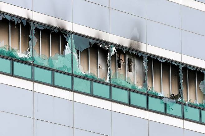 대전 유성구 국가정보자원관리원(국정자원) 전산실 창문이 화재로 깨져 있다.(사진=연합뉴스)